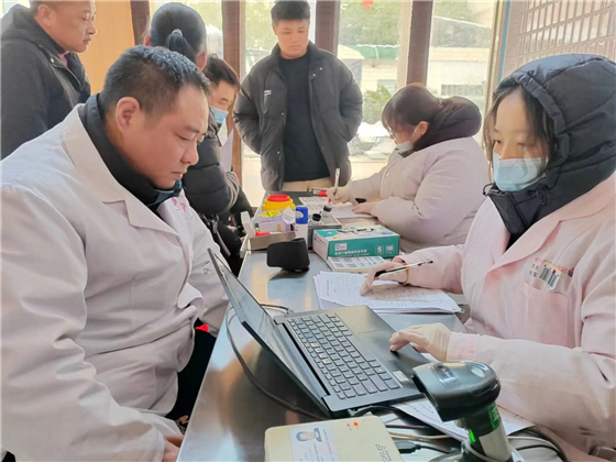 医学装备部胡凯锋在进行献血登记.jpg