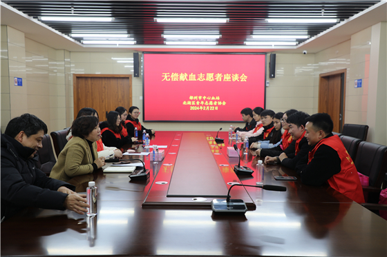座谈会上大学生志愿者们踊跃发言.jpg