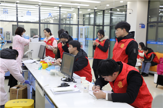 大学生志愿者们积极参与无偿献血.jpg