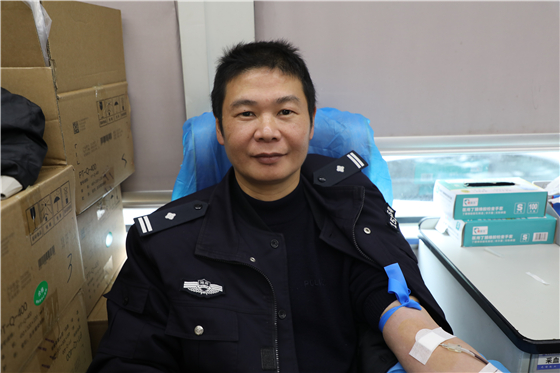 桂阳县交警大队民警周卫国正在献血.jpg