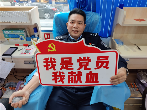 舂凌江派出所民警李兵正在献血.jpg