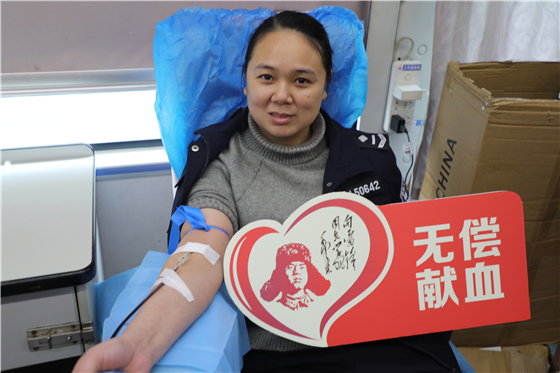 桂阳县公安局辅警陈敏敏正在献血.jpg