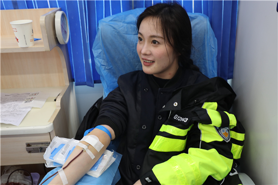 交警大队民警吴欢正在献血.jpg