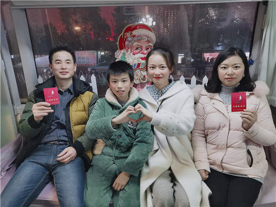 爱心夫妻携子女献血.jpg