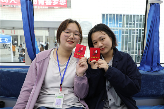 第一次参加献血的刘静与黄乐.jpg