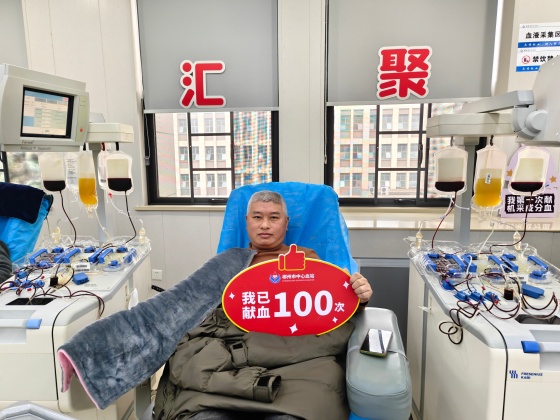 百次献血者邓小军.jpg